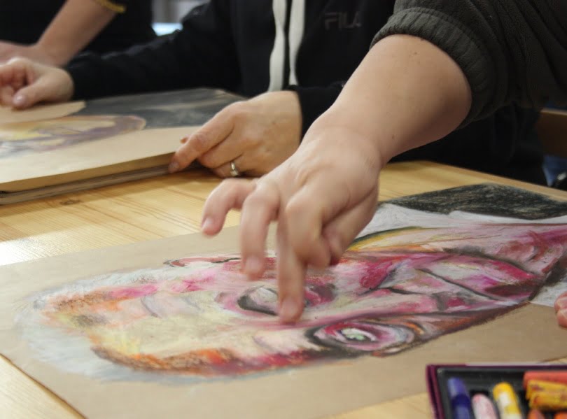 talleres-creativos-para-adultos-ferrol-pintando-cuadro